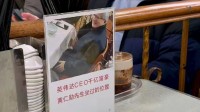会做生意！饭店老板桌上放牌子：黄仁勋坐过的位置